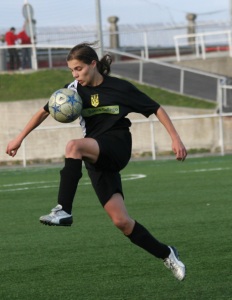 Miriam R&iacute;os, dianteira da Irmandi&ntilde;a, xogando co Orz&aacute;n