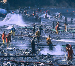 Actualmente est&iacute;mase que unhas 76 mil toneladas seguen dispersas polas costas afectadas