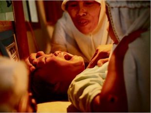 A muitlaci&oacute;n xenital feminina pract&iacute;case en pa&iacute;ses de &Aacute;frica, Europa, en Indonesia e no Iemen / Na imaxe, nenas indonesias