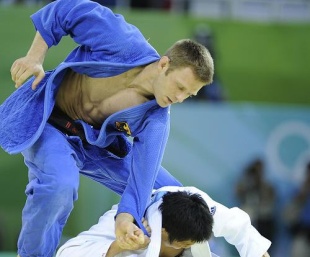 Loitador de judo alem&aacute;n no combate onde acadou o ouro