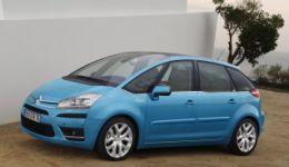 A quenda de noite que para é a que fabrica o C4 Picasso